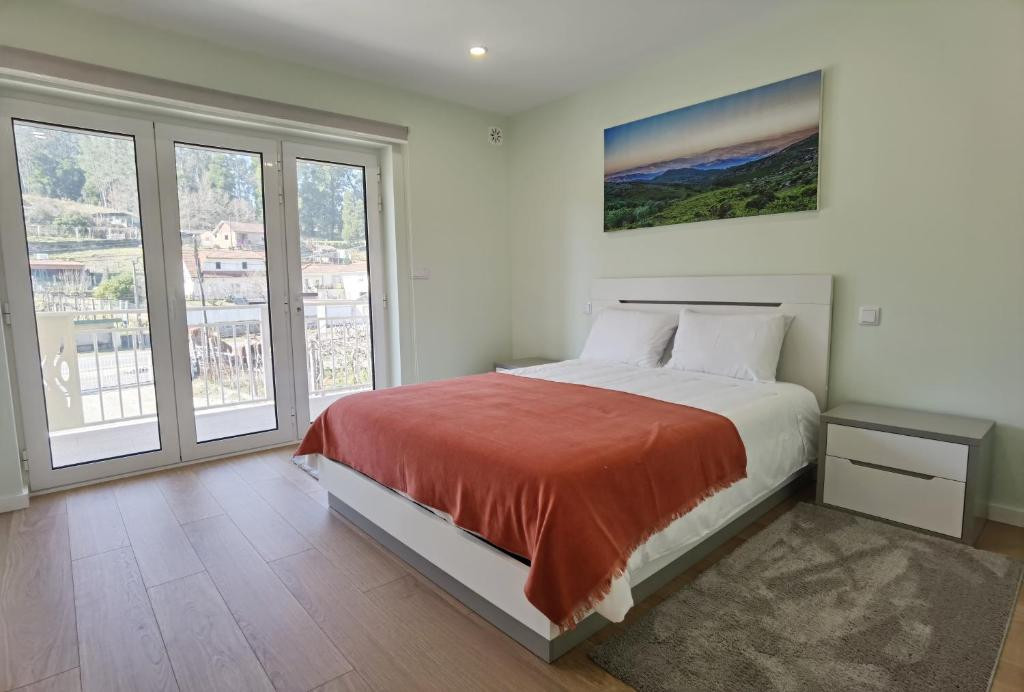 https://www.booking.com/hotel/pt/encanto-de-arcos-de-valdevez-2.pt-pt.html?aid=1610685&label=pt-z07xtg7FOo2pbtHxmunc_wS480095434535%3Apl%3Ata%3Ap1%3Ap2%3Aac%3Aap%3Aneg%3Afi%3Atikwd-3191771437%3Alp20866%3Ali%3Adec%3Adm%3Appccp%3DUmFuZG9tSVYkc2RlIyh9YcTrZg6rgS-QrwXL1eMo4Rw&sid=f562f2cca0832674cf2a0d548226d403&age=15&age=16&age=16&age=16&age=16&all_sr_blocks=998382201_372681820_6_0_0&checkin=2024-07-18&checkout=2024-07-20&dest_id=900040488&dest_type=city&dist=0&group_adults=1&group_children=5&hapos=59&highlighted_blocks=998382201_372681820_6_0_0&hpos=11&matching_block_id=998382201_372681820_6_0_0&nflt=ht_id%3D220%3Bprice%3DEUR-min-300-1&no_rooms=1&req_adults=1&req_age=15&req_age=16&req_age=16&req_age=16&req_age=16&req_children=5&room1=A%2C16%2C16%2C15%2C16%2C16&sb_price_type=total&sr_order=popularity&sr_pri_blocks=998382201_372681820_6_0_0__34000&srepoch=1712178636&srpvid=170794871cc901c4&type=total&ucfs=1&activeTab=main#map_closed