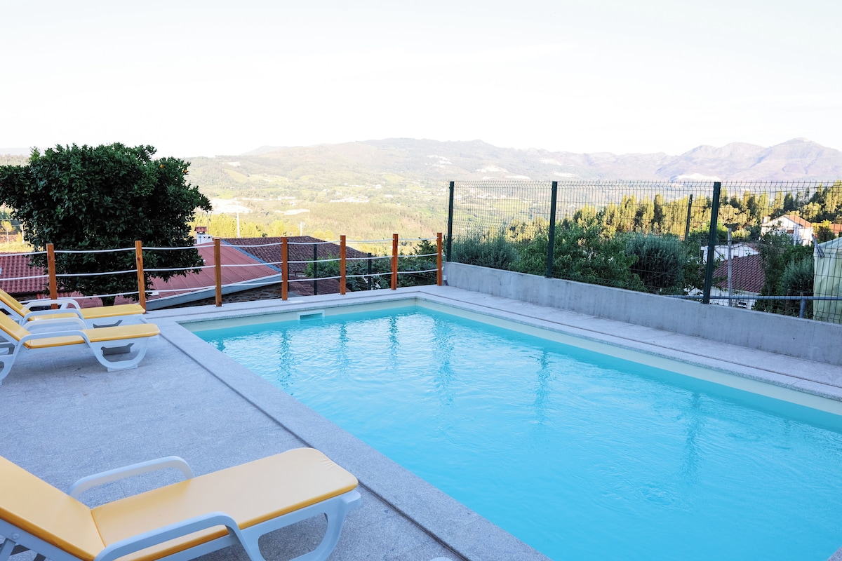 https://www.vrbo.com/pt-pt/arrendamento-ferias/p11348420?adults=1&chkin=2024-07-22&chkout=2024-07-25&d1=2024-07-22&d2=2024-07-25&destType=MARKET&destination=Cabeceiras%20de%20Basto%2C%20Distrito%20de%20Braga%2C%20Portugal&endDate=2024-07-25&expediaPropertyId=95991719&latLong=41.511692%2C-7.997975&mdpcid=VRBO-PT.META.holidu.PHG.VR&mdpdtl=DESKTOP&privacyTrackingState=CAN_NOT_TRACK&propertyName=CASA%20DO%20AVÔ%20TAMANQUEIRO&pwa_ts=1712272702614&referrerUrl=aHR0cHM6Ly93d3cudnJiby5jb20vSG90ZWwtU2VhcmNo&regionId=6129071&rfrr=HSR&searchId=f6f2353d-6d86-4936-abb2-2cc072f1f22c&selected=95991719&selectedRatePlan=00019602d7da8e864b7a8512fd6f4350d530&selectedRoomType=95991719&sort=RECOMMENDED&startDate=2024-07-22&top_cur=EUR&top_dp=665&useRewards=true&userIntent=&x_pwa=1