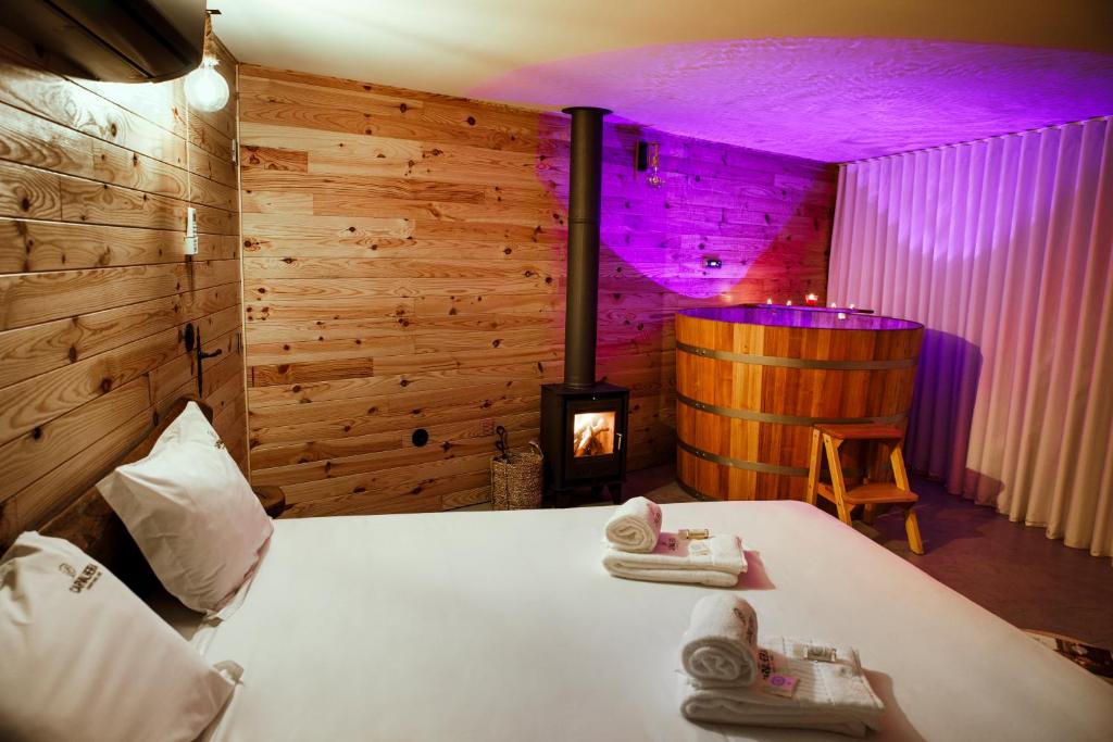 https://www.booking.com/hotel/pt/carvalheira-country-house.pt-pt.html?aid=2378099&label=olr-gmcc-consentyes%3ACj0KCQjwn7mwBhCiARIsAGoxjaIaUkw-CxaOrVZrd-MwV5DIBF7ePD9c9ZZ-ALxdLQolDW-5gbiDfYYaAqHAEALw_wcB-S0mcB51%401712367176&sid=f562f2cca0832674cf2a0d548226d403&age=16&age=16&age=16&age=16&age=16&age=16&age=16&all_sr_blocks=703075001_289823883_8_0_0&checkin=2024-05-30&checkout=2024-06-02&dest_id=-2160205&dest_type=city&dist=0&group_adults=1&group_children=7&hapos=1&highlighted_blocks=703075001_289823883_8_0_0&hpos=1&matching_block_id=703075001_289823883_8_0_0&no_rooms=1&req_adults=1&req_age=16&req_age=16&req_age=16&req_age=16&req_age=16&req_age=16&req_age=16&req_children=7&room1=A%2C16%2C16%2C16%2C16%2C16%2C16%2C16&sb_price_type=total&sr_order=popularity&sr_pri_blocks=703075001_289823883_8_0_0__81600&srepoch=1712371912&srpvid=d04d14222d300052&type=total&ucfs=1&activeTab=main